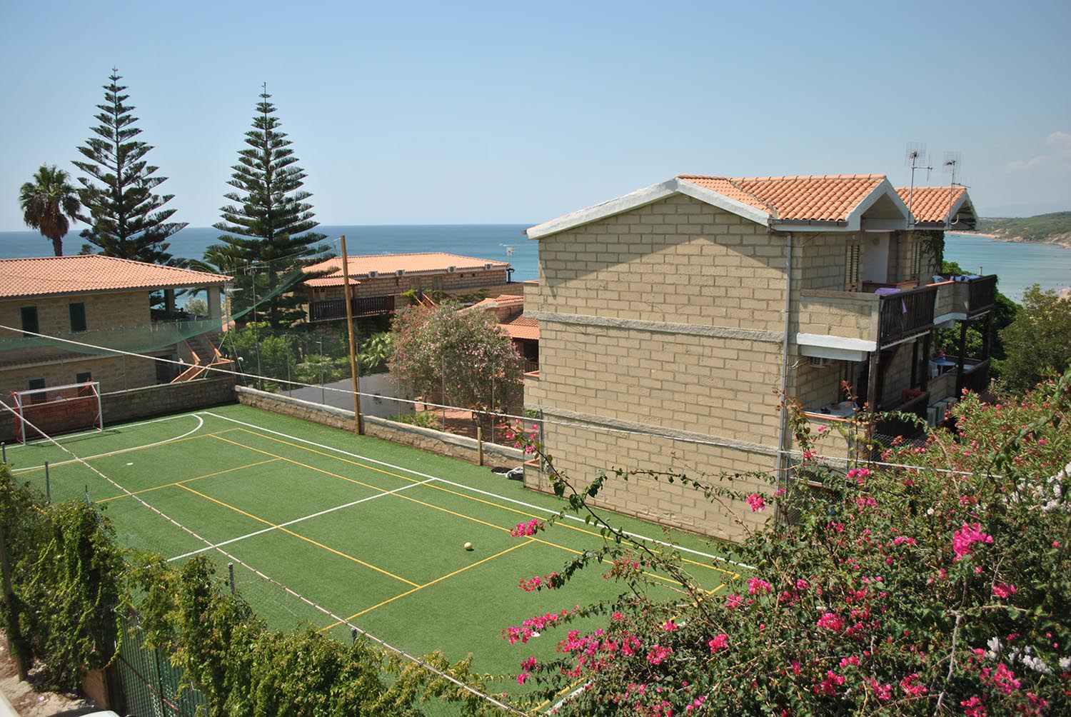 Campo da calcetto della struttura con vista aperta sul villaggio